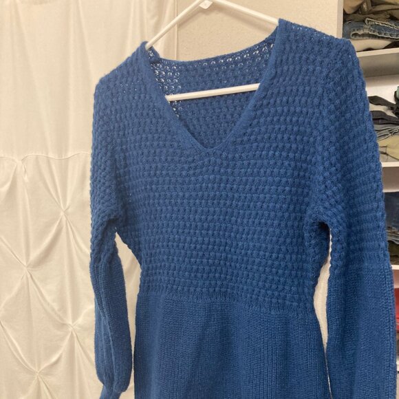 Pretty V-Neck Sweater Dress - Picture 2 of 2